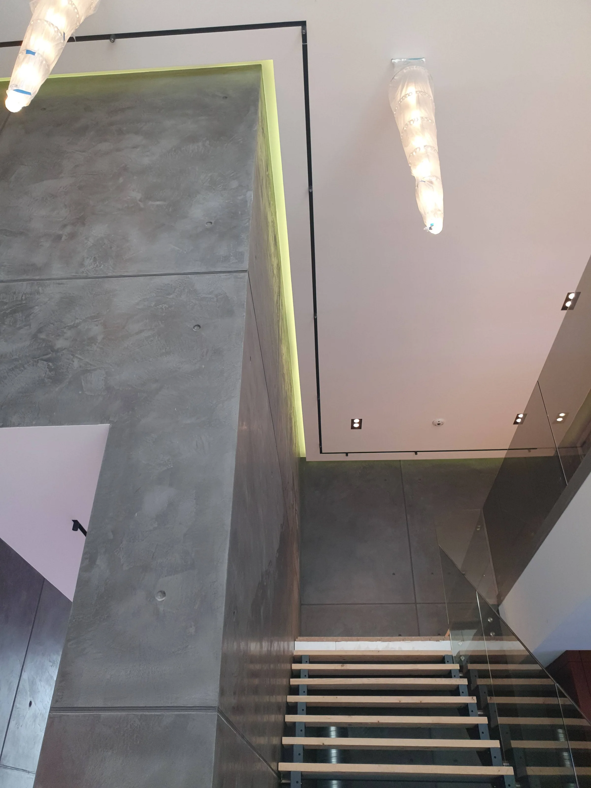 Cage d'escalier avec revêtement décoratif DecoColor