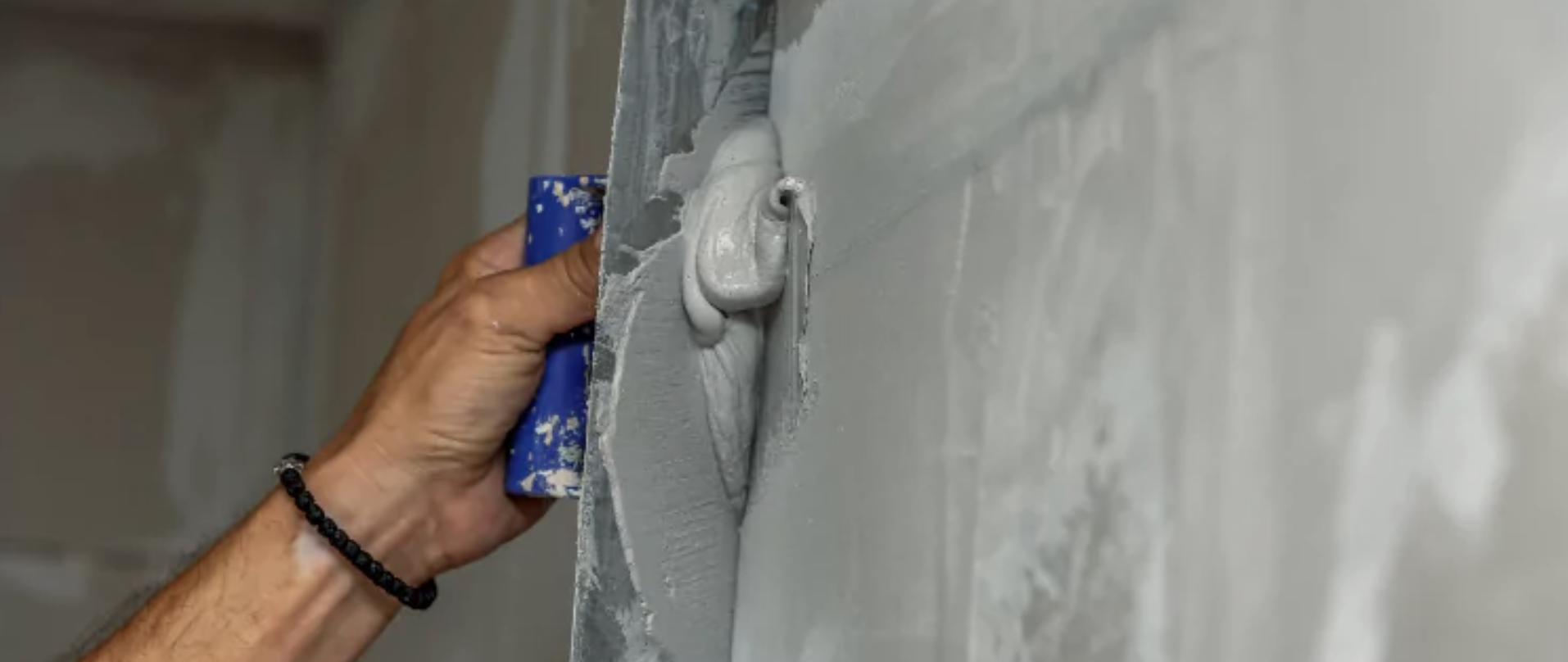 Finition plâtre — geste précis du plâtrier DecoPlâtre